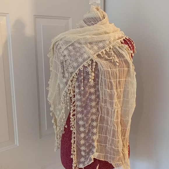 Elegant Cream Lace Scarf - Picture 1 of 4